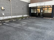 春日井まつげの雰囲気（お店の前に4台、駐車場を設けております♪）