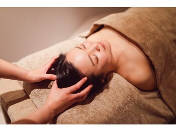 エミリー(EmiRe)の写真/寝落ち必至の極上ドライヘッドスパ。頭から足先まで包み込む贅沢ケアで、深い癒しと心地よい解放感を