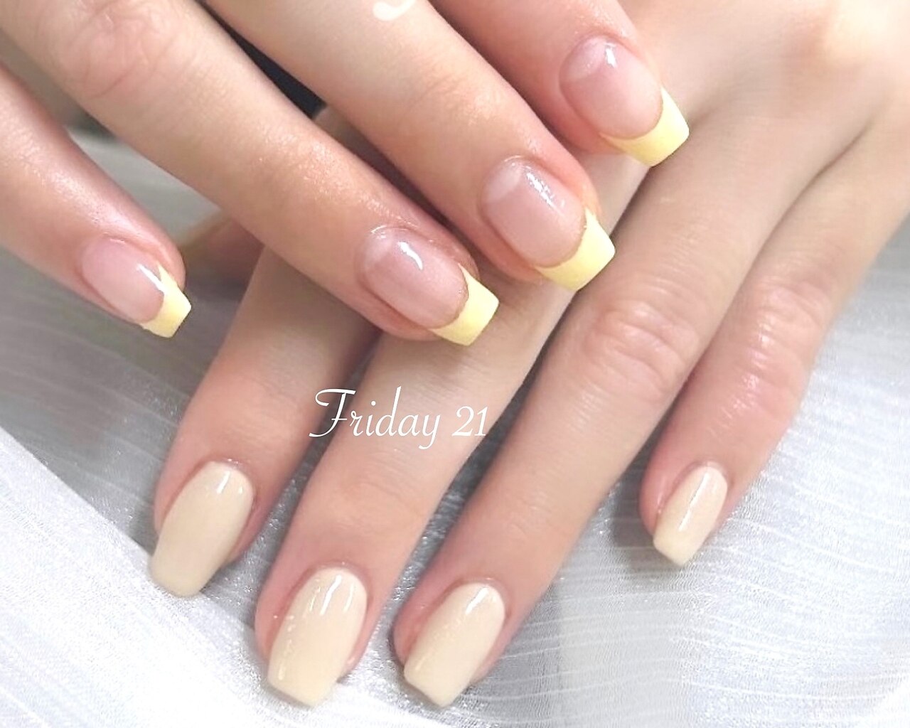 2025年-2026年冬トレンド】イエロー フレンチ ハンドのネイルデザイン