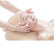 『天然ヒアルロン酸ケア』 保湿効果のあるヒアルロン酸配合の化粧品を贅沢に使用