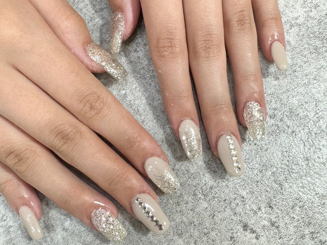 2026年冬トレンド】スワロフスキーのネイルデザイン集｜人気順｜24