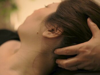 クーラ(Cura DRY HEAD SPA)の写真/水やオイルを使用しないオールハンドの施術。本格的なヘッドマッサージで『脳の疲れ』を癒しませんか?