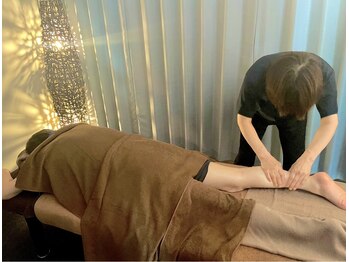 ラックボディ 博多駅南(Luck Body)の写真/立ち仕事の方や足がむくんでしまい辛いという方必見！足裏までじっくりほぐす足つぼマッサージで血流改善◎