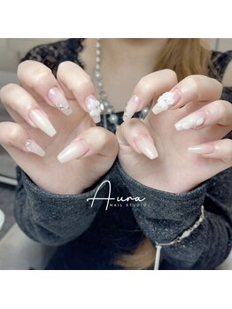 オーラネイル(Aura Nail)/ちゅるん白ビジュー
