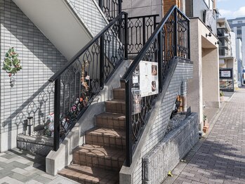 モミ 覚王山店(momi)/こちらの階段から2階へ