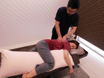 サードプレイス(3rd Place)/1階：整体の施術風景