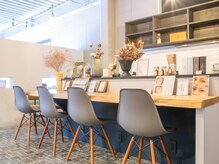 ファミーユプラス 伊勢崎(Fameu+)/〈店内風景・待合はこちら〉