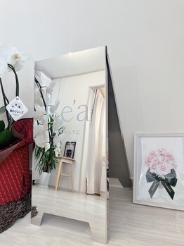 レア(Le’a)/ミラー看板