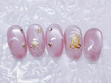 雪の結晶が輝く大人可愛いウィンターネイル