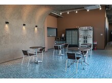 ノックアウト トレーニング キャンプ 吉祥寺(KNOCKOUT TRAINING CAMP)の雰囲気（夜はBarにもなるカフェスペース!筋肉食堂さんとのコラボお弁当◎）
