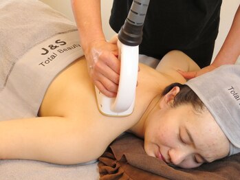 ジェイアンドエス(J&S)の写真/ガチガチ首肩×敏感肌OK！韓国"肌質改善"クリーム(エクトイン7%)で深層筋ほぐし◎首肩の辛さ即解消へ！