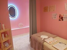 ホワイトラボ 新潟万代(White labo)の雰囲気（ピンク色の店内の個室空間で癒されます♪）