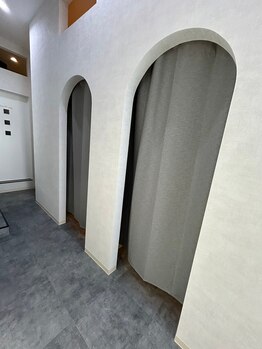 サロン レーヴェ(Salon LOWE)/店内：施術室入口