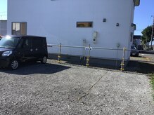 和みの雰囲気（店舗向かいの専用駐車場）