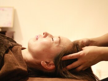 ククナ(KUKUNA)の写真/【人気のドライヘッドスパで睡眠の質UP★】至極のオールハンド施術でうとうと寝ている間にリラックス♪