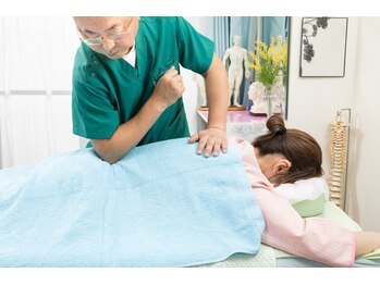 なおーる氣功整体院/背中、腰の痛み、足の痺れに対応