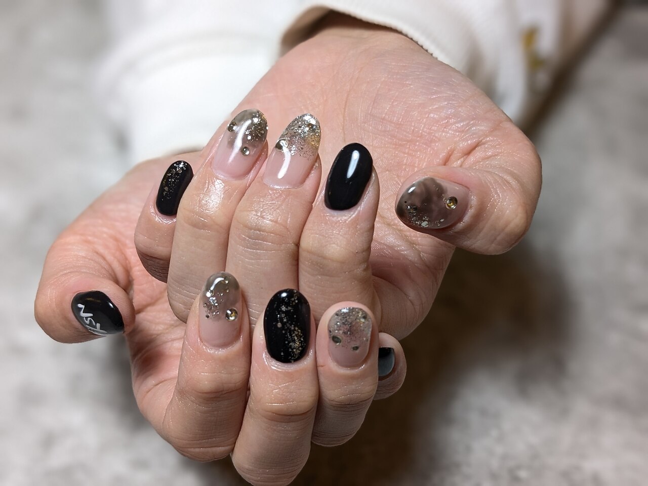 2025年-2026年冬トレンド】モノトーン ハンドのネイルデザイン集｜人気