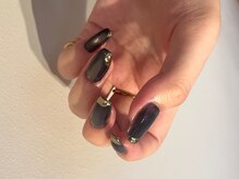 くすみNavy × goldで落ち着いたニュアンスデザイン。