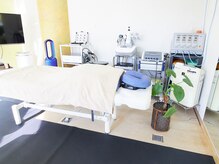 からだちスタジオ 鍼灸整骨院の雰囲気（運動系の施術を主に行うスペースとなります。）