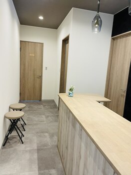 ゴッド(GOD)/カウンター・待合室