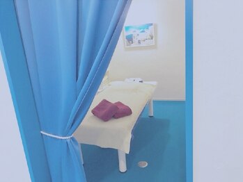 リゾートサロン プレミア 草薙店の写真/【サントリーニ島をイメージした非日常空間】プライベート空間でリラックスして施術を受けていただけます♪