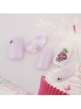 ラ カゼッタ(La casetta)/キラキラストーンブドウネイル