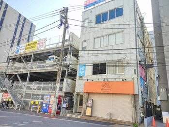 頭ぅ楽/右隣がファミリーマートです。