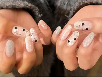 ノラ ミナミアオヤマ(NORA MINAMIAOYAMA)/白のハート埋め込みネイル