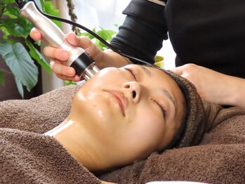 エニ(Eni)の写真/左右非対称が気になるあなたに。たるみを優しくケアし、小顔を実現するエステをご体験ください♪