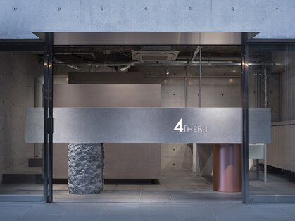 フォー(4 HER.)の写真