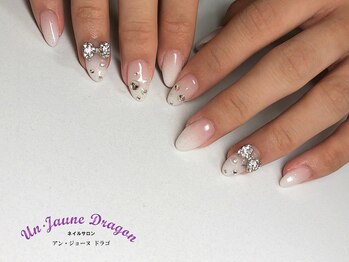 アン ジョーヌドラゴ/ホワイトグラデーションネイル