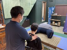 座楽/首の施術を座ったまま行います。