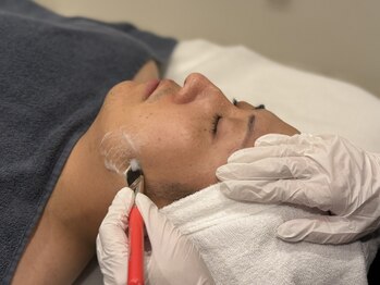 ケリーズ(KELLY `S)の写真/【新メニュー◇ララピール】今やメンズもケアは当たり前♪美容大国韓国のフェイシャルがついに導入!