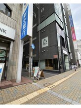 トータル アイ デザイン エイチ(h.)/新生銀行の角を左に入ります♪