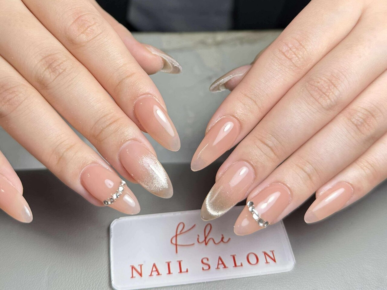 2026年冬トレンド】パール フレンチのネイルデザイン集｜人気順