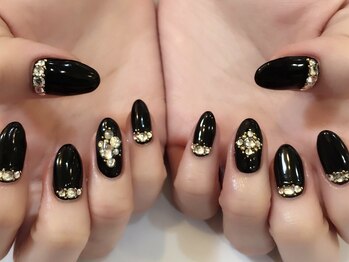 ティンク(Tink)/黒ベースキラキラネイル