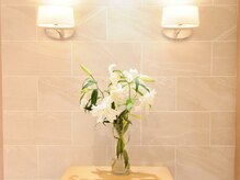 グラン イーノDAY SPA クレフィ三宮店/カサブランカのお花でお出迎え