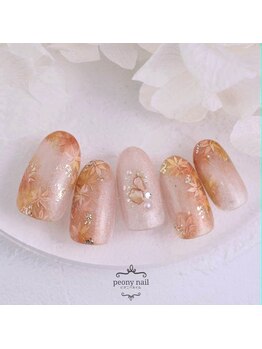 ピオニーネイル(peony nail)の写真/10月は重なり合う紅葉。赤や黄に染まる紅葉は、1枚1枚筆で描き、奥行き感が感じられます。