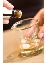 アロマノゴカゴ(aroma no gokago)/流れ２　精油をブレンド