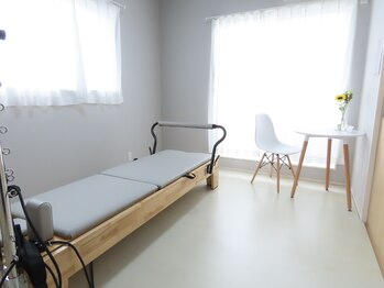 リアンピラティス(Riant Pilates)の写真/【お子様同伴OK】3児のママだから育児の相談も大歓迎！ピラティスで身体スッキリ◎子守もお任せください！