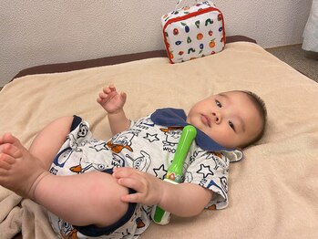 子育てママの整体サロン/施術中のお子様の様子