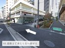 3.道路に出たら右へ曲がる