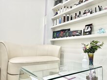 リラ 上大岡店(Lilas)/白を基調とした店内