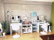 スタイルワークス ナゴヤ(Style Works NAGOYA)の雰囲気（日当たりもよく明るい店内。専用ドレッサーが女性に好評♪）