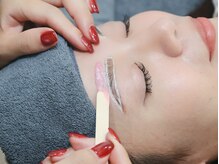 一本単位で美しく整え、骨格に馴染む理想のラインを作ります。