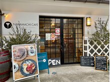 1階はNAKAMACHI CAFE。カフェを入ってすぐ左の階段から2階へ。　