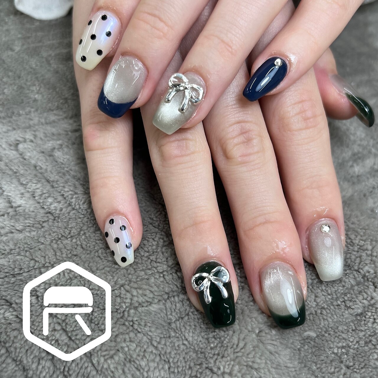 2026年冬トレンド】ネイビー フレンチのネイルデザイン集｜人気順｜2