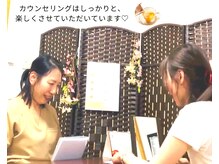 シミのお悩みを中心に、お肌についても丁寧にお伺いしています。