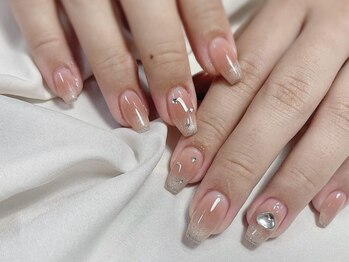 アキラネイルサロン(Akira nail salon)の写真/駅近なので仕事終わりや買い物帰りに行きやすい♪トレンドはもちろん、派手系～大人上品まで多数取り揃え◎