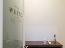 ホワイト(WHITE)/□入口